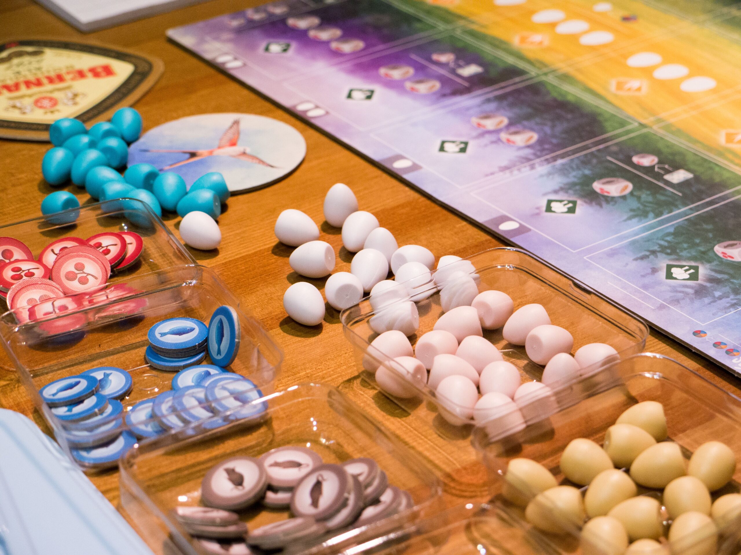 Wingspan board game components on the table (Wikimedia Commons, CC BY-SA 4.0).