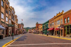 Historic Deadwood, South Dakota streetscape—frontier mood for open-world board game picks (Wikimedia Commons, CC BY-SA 4.0).